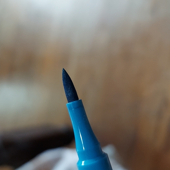 Lot of makeup - Picture 11 of 14